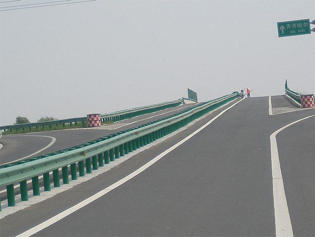 五指山高速公路护栏的材质与规格